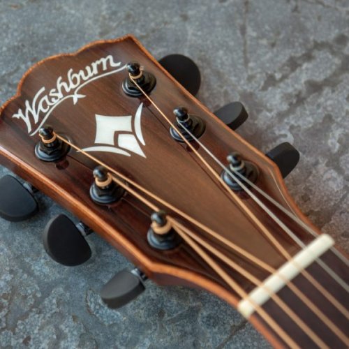 Washburn G25SCE Comfort Deluxe 25 Series Grand Auditorium Cutaway Acoustic Electic Guitar. Natural