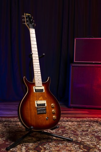 Washburn R5TS Wing Series Raven Electric Guitar. Tobacco Sunburst