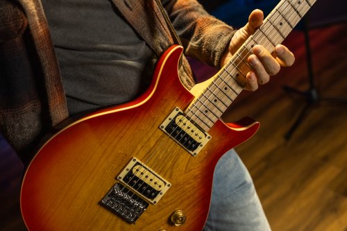 Washburn R5CB Wing Series Raven Electric Guitar. Cherry Sunburst
