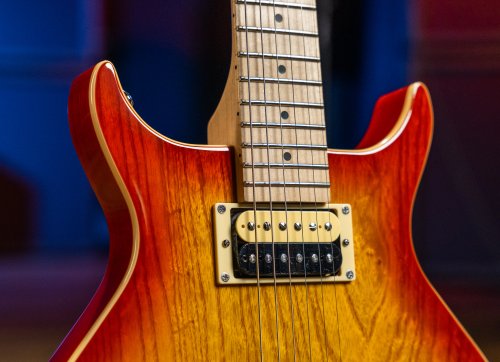 Washburn R5CB Wing Series Raven Electric Guitar. Cherry Sunburst